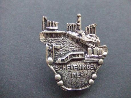 Scheveningen de pier met vlaggen zilverkleurige